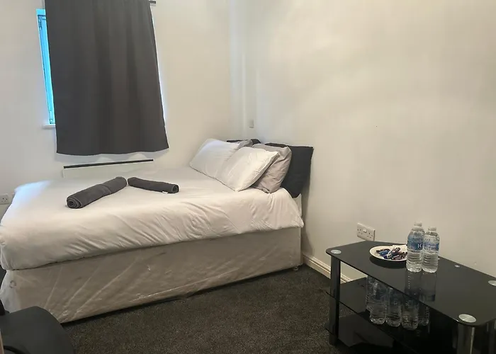 Stylish & Central 2-Bed Flat Nottingham City Centre - Sharing Flat - Host In 1 Bedroom